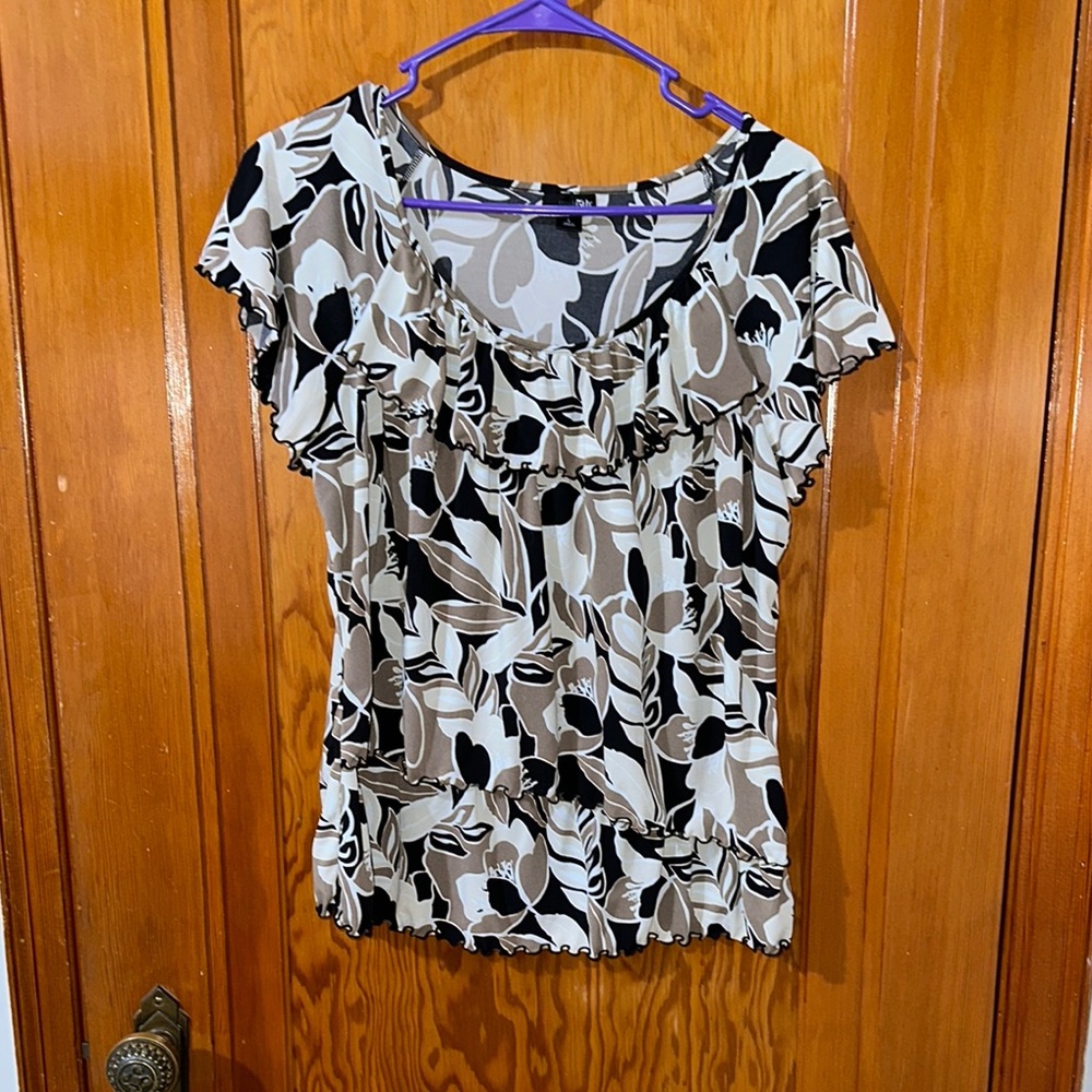East 5th Black and White Flutter Sleeve Blouse sz large
